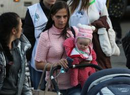　２日、ロシアが併合宣言したウクライナ南部ヘルソン州から子供を連れて避難した女性ら（ロイター＝共同）