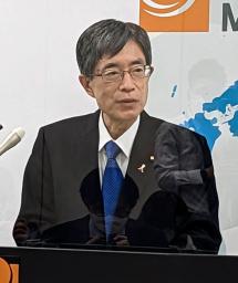 　記者会見する自民党の寺田総務相＝４日午前、総務省