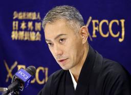 　日本外国特派員協会で記者会見する十三代目市川團十郎白猿さん＝４日午前、東京都千代田区