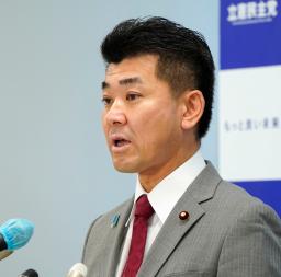 　記者会見する立憲民主党の泉代表＝４日午前、国会