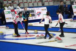 　パンコンチネンタル選手権のカザフスタン戦でプレーするロコ・ソラーレの選手たち＝カルガリー（（Ｃ）ＪＣＡ）