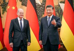 　ドイツのショルツ首相（左）と写真に納まる中国の習近平国家主席＝４日、北京の人民大会堂（ロイター＝共同）