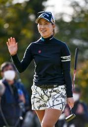 　第２日、１７番でバーディーパットを決め笑顔の上田桃子。通算１０アンダーで首位＝瀬田ＧＣ