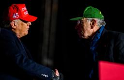 　３日、米アイオワ州の集会で共和党のグラスリー上院議員（右）と話すトランプ前大統領（ゲッティ＝共同）