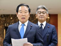 　ソウルの金浦空港で記者団の取材に応じる日韓議員連盟会長の額賀元財務相（左）＝４日（共同）
