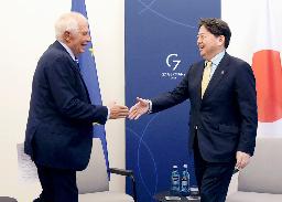　握手を交わす林外相（右）とＥＵのボレル外交安全保障上級代表＝４日、ドイツ・ミュンスター（外務省提供・共同）