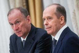 　モスクワのロシア大統領府で治安関係の会合に出席したパトルシェフ安全保障会議書記（左）とボルトニコフ連邦保安局長官＝２０１７年１２月（タス＝共同）