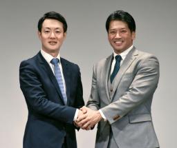 　最終選考に進んだ市議の岡崎太氏（右）と府議の横山英幸氏＝４日夜、大阪市