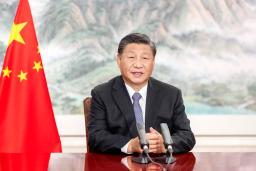 　４日に開かれた「中国国際輸入博覧会」の式典でビデオ演説する中国の習近平国家主席（新華社＝共同）