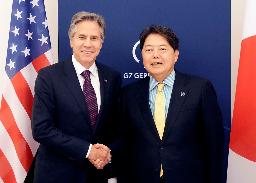 　ブリンケン米国務長官（左）と握手を交わす林外相＝４日、ドイツ・ミュンスター（外務省提供・共同）