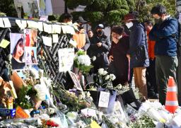 　４日、ソウル・梨泰院の雑踏事故現場を訪れた人たち（共同）
