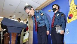 　ソウルの雑踏事故を巡り謝罪する韓国警察庁の尹熙根長官（左）＝１日、ソウル（聯合＝共同）