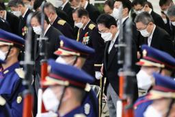 　自衛隊殉職隊員追悼式で、黙とうする岸田首相（奥中央右）ら＝５日午前、防衛省（代表撮影）