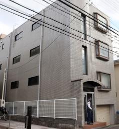 　男児が転落したとみられる４階建てマンション＝５日午後、大阪府豊中市