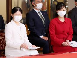 　秋季雅楽演奏会を鑑賞される天皇、皇后両陛下の長女愛子さま（左）と秋篠宮家の次女佳子さま＝５日午後、皇居（代表撮影）