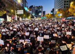 　５日、ソウル中心部で開かれた梨泰院雑踏事故の追悼集会（共同）