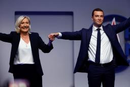 　国民連合の新党首に選ばれたジョルダン・バルデラ氏（右）と前党首のマリーヌ・ルペン氏＝５日、パリ（ロイター＝共同）