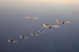 　九州北西の東シナ海で共同訓練する米軍の爆撃機（右側の２機）と日米の戦闘機＝５日（防衛省統合幕僚監部提供）