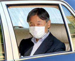 　検査を終え、東大病院を出られる天皇陛下＝６日午後、東京都文京区（代表撮影）