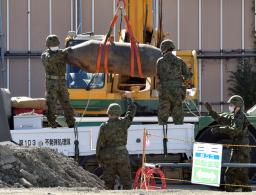 　信管を除去する処理を行った不発弾を搬出する陸自隊員＝６日午前１０時５７分、大阪市城東区