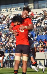 　早大戦でトライを挙げ喜ぶ帝京大の選手たち＝熊谷ラグビー場