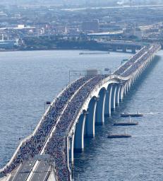 　「ちばアクアラインマラソン」で高速道路「東京湾アクアライン」を走るランナーたち＝６日午前１１時２９分（共同通信社ヘリから）