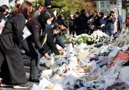 　６日、追悼に来る人が絶えないソウルの繁華街・梨泰院の雑踏事故現場付近（聯合＝共同）