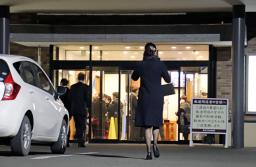 　冨川芽生さんの通夜会場に向かう人＝６日午後、北海道根室市