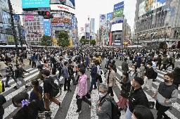 　東京・渋谷のスクランブル交差点をマスク姿で行き交う人たち