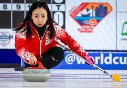 　決勝の韓国戦でストーンを投げる日本のスキップ、藤沢＝カルガリー（カナダ通信提供・ＡＰ＝共同）