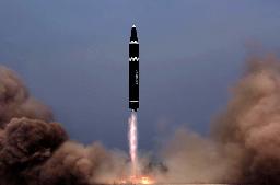 　７日に北朝鮮メディアが公開した従来型ＩＣＢＭ「火星１５」と酷似したミサイルの発射場面（朝鮮中央通信＝共同）