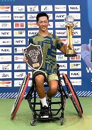 　車いすテニスのＮＥＣマスターズで男子シングルスを制した小田凱人＝オス（トップアスリートグループ提供・共同）