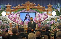 　冨川芽生さんの葬儀であいさつする父歩さん＝７日午後、北海道根室市（代表撮影）