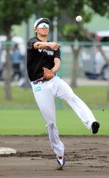 　守備練習する日本ハム・加藤豪＝沖縄県国頭村