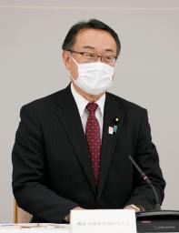 　「ディスカバー農山漁村の宝」を選ぶ有識者懇談会であいさつする岡田地方創生相＝７日午後、首相官邸