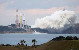 　Ｈ３ロケットの主エンジン「ＬＥ９」を燃焼させる試験＝７日午後、鹿児島県の種子島宇宙センター