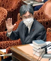　衆院政治倫理・公選法改正特別委で答弁のため挙手する寺田総務相＝８日午前