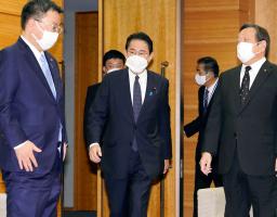 　閣議に臨む岸田首相（中央）＝８日午前、首相官邸