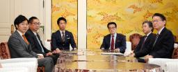 　会談に臨む（左から）日本維新の会の音喜多政調会長、遠藤国対委員長、藤田幹事長、立憲民主党の岡田幹事長、安住国対委員長、長妻政調会長＝８日午前、国会