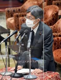 　衆院政治倫理・公選法改正特別委で答弁する寺田総務相＝８日午前