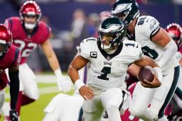 　テキサンズ戦でボールを運ぶイーグルスのＱＢハーツ＝ヒューストン（ＡＰ＝共同）