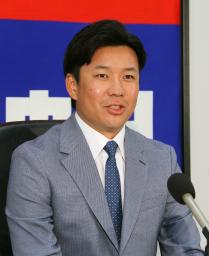 　契約更改交渉を終え、記者会見する中日の大野雄＝８日、ナゴヤ球場