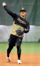 　秋季練習でキャッチボールするオリックス・山本＝大阪市