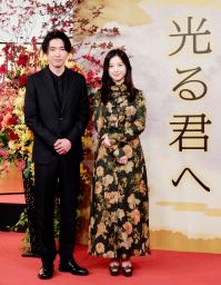 　記者会見に臨む柄本佑さん（左）と吉高由里子さん＝８日午後、東京・渋谷のＮＨＫ放送センター