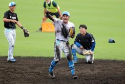 　秋季キャンプでノックを受ける西武から加入した日本ハム・山田（手前）＝沖縄県国頭村