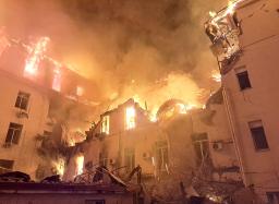 　７日、ウクライナ東部ドネツクで、砲撃を受け炎上する建物（タス＝共同）