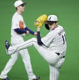 　キャッチボールで調整する佐々木朗＝札幌ドーム