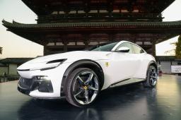 　京都市で公開されたフェラーリ初の４ドアの新型スポーツカー「プロサングエ」＝８日夕