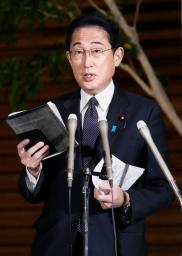 　公明党の山口代表との会談を終え、記者団の取材に応じる岸田首相＝８日午後、首相官邸