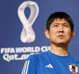 　選手に先立ってドーハに到着し、取材に応じる森保監督＝８日、ドーハ（共同）